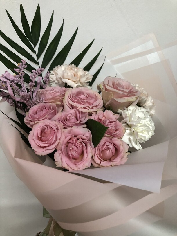Букет из кустовой розы и гвоздики за 2300₽ с доставкой в Москве от Fiori D'arte на Flawery