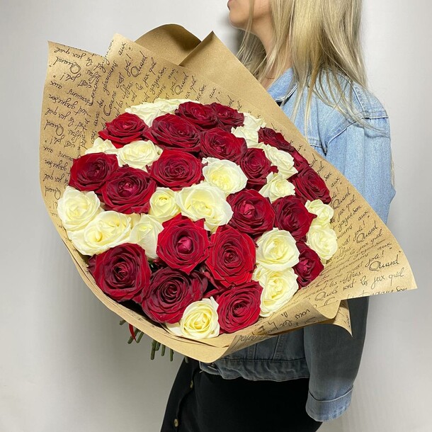 Букет из 39 красных и белых роз за 8400₽ с доставкой в Москве от Fresh на Flawery