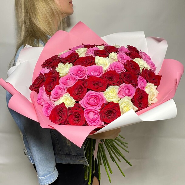 Букет цветов Большой букет из 59 роз за 10990₽ с доставкой в Москве от Fresh на Flawery
