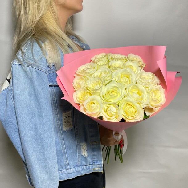 Букет из 19 белых роз за 4490₽ с доставкой в Москве от Fresh на Flawery