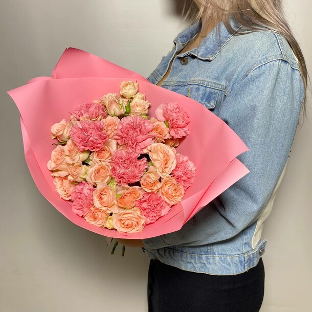 Букет из гвоздик и кустовых роз за 4000₽ с доставкой в Москве от Fresh на Flawery