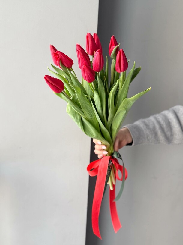 Букет из 11 гладких красных тюльпанов за 4140₽ с доставкой в Москве от Vladuflowers на Flawery