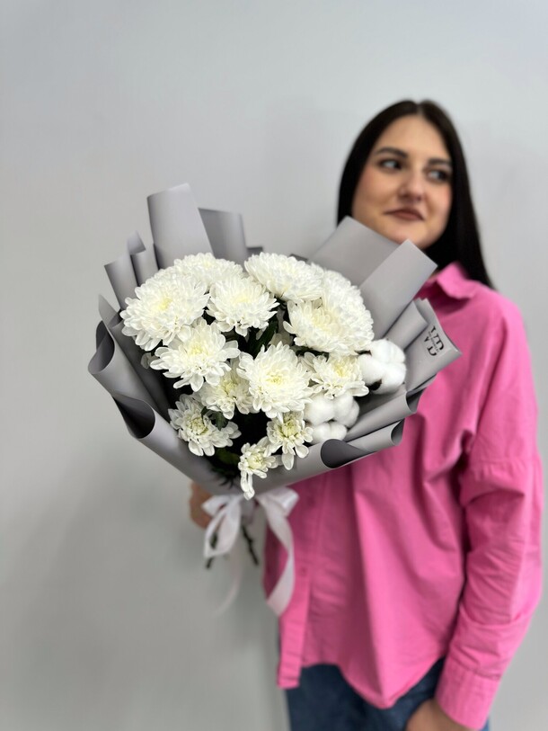 Букет цветов Кустовые хризантемы с хлопком за 2090₽ с доставкой в Москве от Viol botanical на Flawery