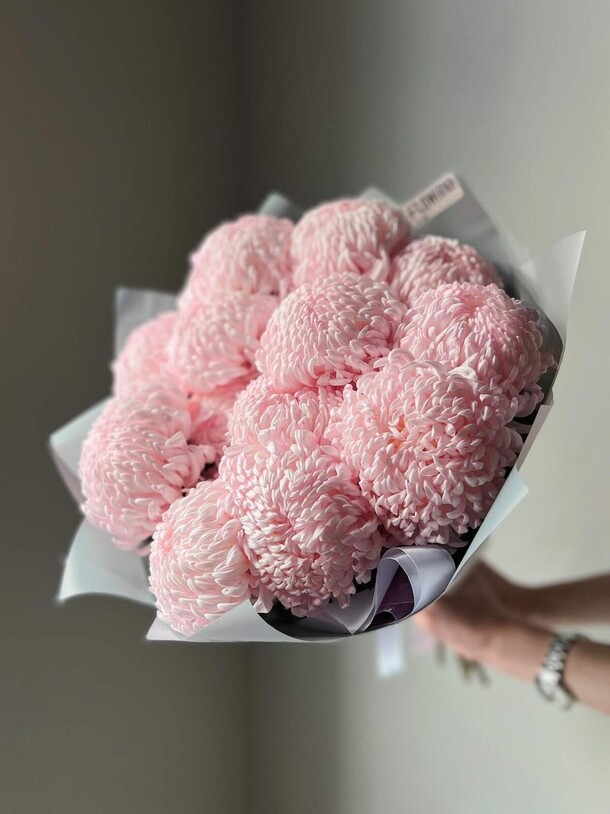 Букет цветов 13 хризантем «пломбирка» за 7690₽ с доставкой в Москве от Beauty Flowers на Flawery