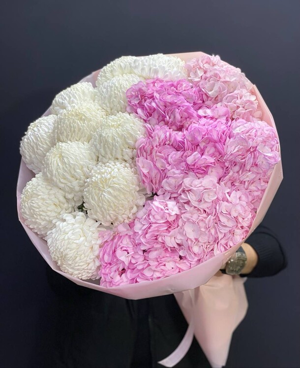 Букет из хризантем и гортензий за 10500₽ с доставкой в Москве от Beauty Flowers на Flawery