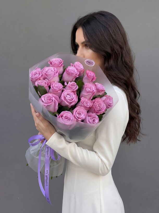 Букет из 19 лавандовых роз за 6450₽ с доставкой в Москве от Cvetkoff_lux на Flawery