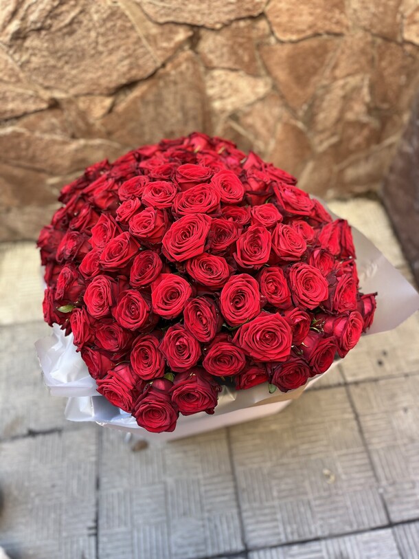 101 роза 🌹, артикул F1330867 - 38990 рублей, доставка по городу. Flawery - доставка цветов