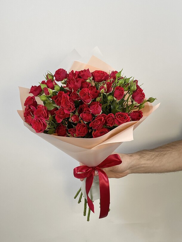 Букет из 9 красных кустовых роз за 3920₽ с доставкой в Москве от ПолеСад на Flawery