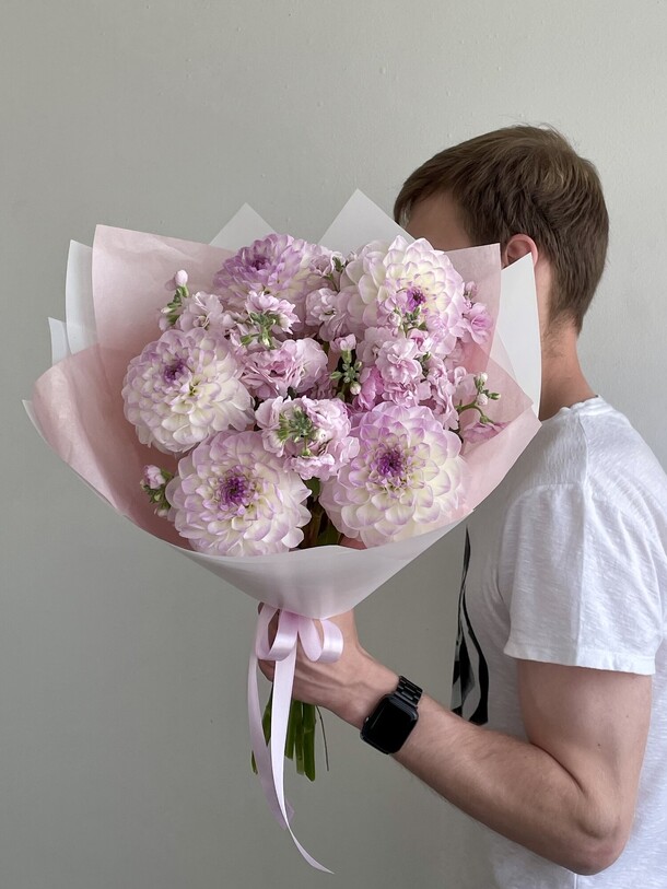 Букет «нежно-лиловый» из георгинов и маттиолы за 3990₽ с доставкой в Москве от ПолеСад на Flawery