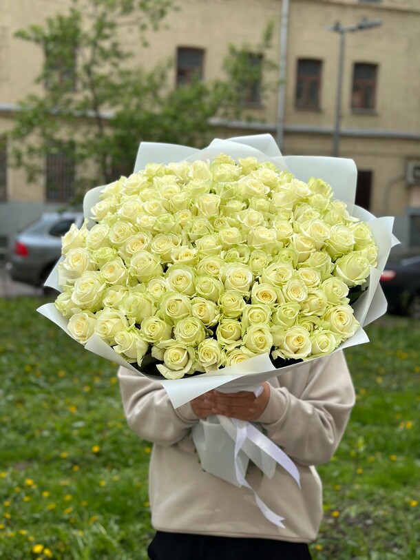Букет из 101 роз аваланч, артикул F1315429 - 28919 рублей, доставка по городу. Flawery - доставка цветов