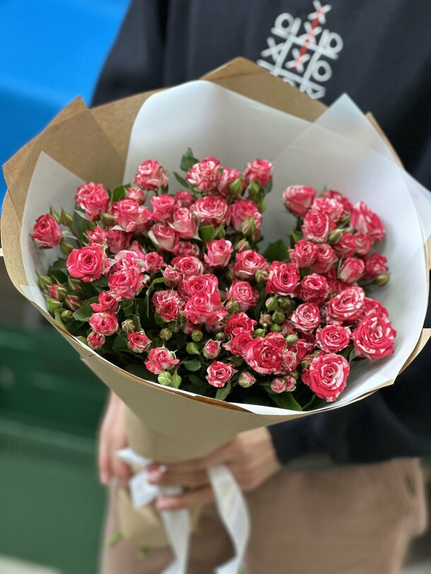 Букет из 9  кустовых роз, артикул F1334935 - 5500 рублей, доставка по городу. Flawery - доставка цветов