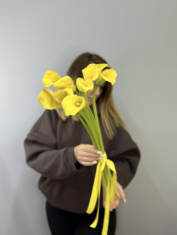Букет из 9 жёлтых калл за 4400₽ с доставкой в Москве от TWO K FLOWERS на Flawery