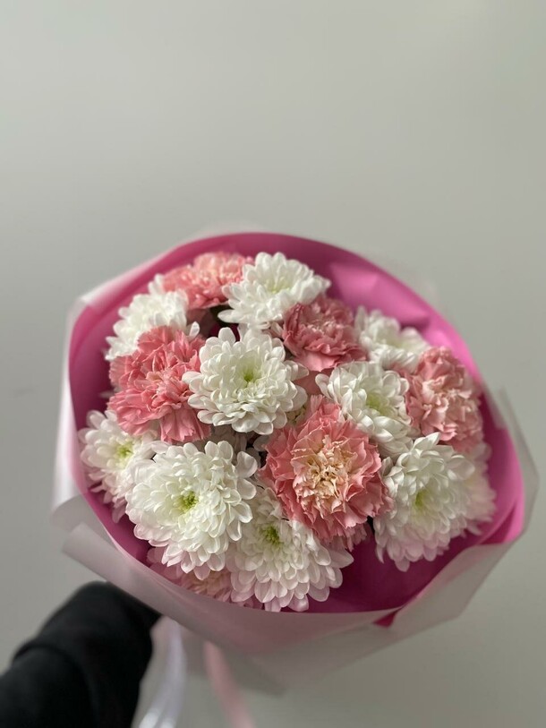 Букет из диантусов и кустовой хризантемы за 1800₽ с доставкой в Москве от Flowers Dg на Flawery