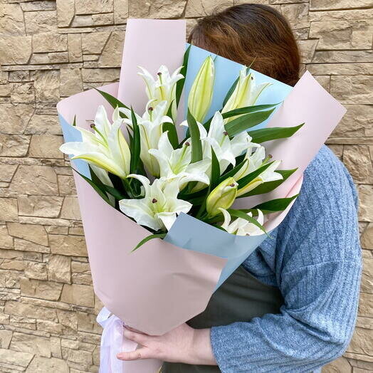 Букет из 5 ароматных белых лилий за 3300₽ с доставкой в Москве от Flowers Dg на Flawery