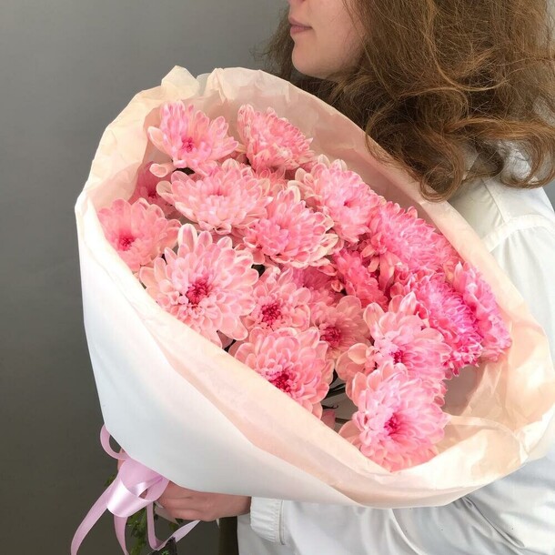 Букет из 5 персиковых кустовых хризантем за 1800₽ с доставкой в Москве от Flowers Dg на Flawery