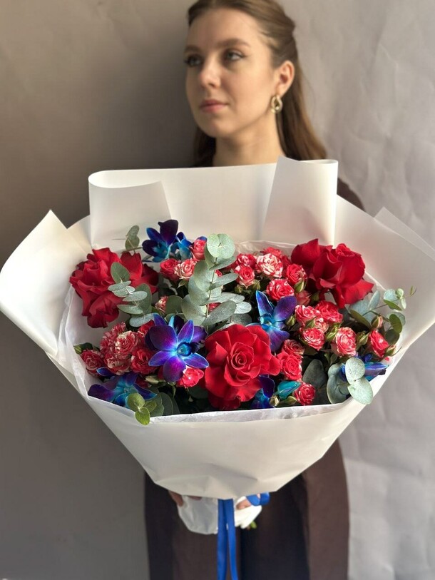 Букет из французских роз и космических орхидей за 3900₽ с доставкой в Москве от Цветочная мастерская Ветер на Flawery