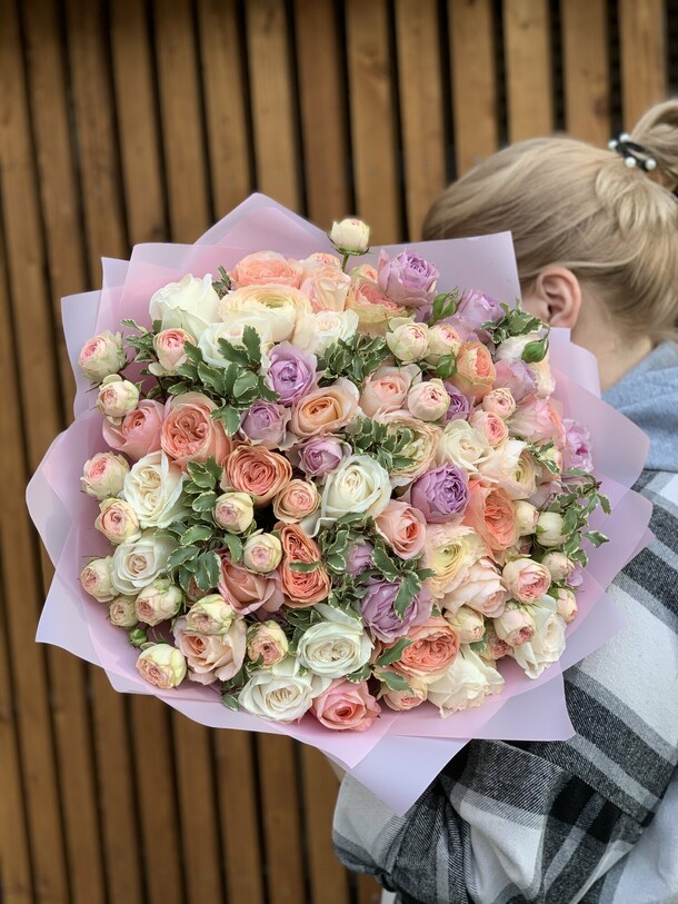 Авторский букет (пионовидные розы, ранункулюсы, кустовые розы), артикул F1312778 - 22682 рублей, доставка по городу. Flawery - доставка цветов