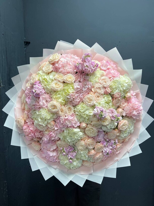 Букет из гортензий и кустовых роз за 45500₽ с доставкой в Москве от Lovely flowers на Flawery