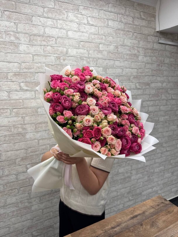 Букет из кустовых роз за 45500₽ с доставкой в Москве от Lovely flowers на Flawery