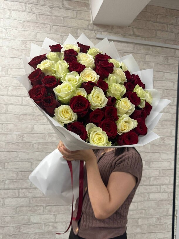 Букет из белых и красных роз за 24000₽ с доставкой в Москве от Lovely flowers на Flawery
