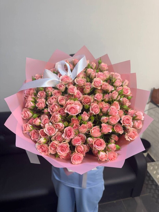 Букет из розовых кустовых роз за 32000₽ с доставкой в Москве от Lovely flowers на Flawery