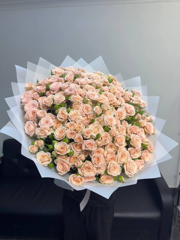 Букет из нежных кустовых роз за 36500₽ с доставкой в Москве от Lovely flowers на Flawery
