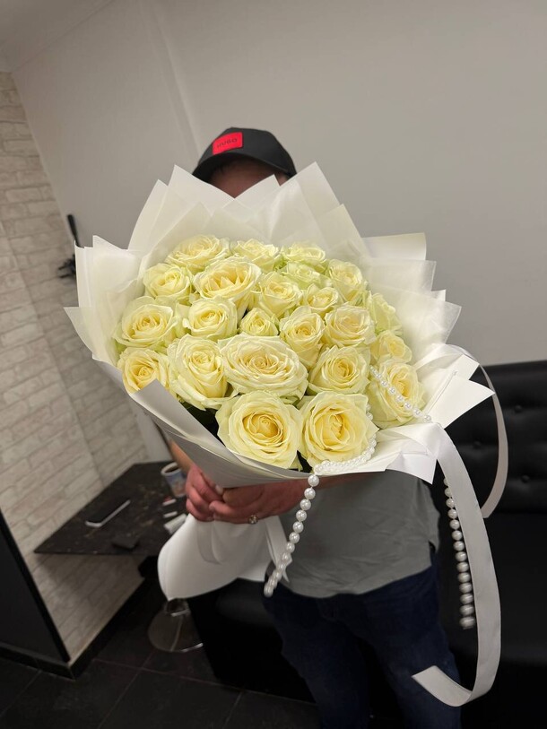 Букет из 25 кремовых роз за 17000₽ с доставкой в Москве от Lovely flowers на Flawery