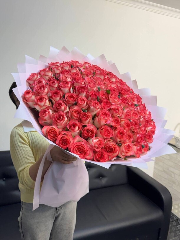 Букет из ярких роз за 31500₽ с доставкой в Москве от Lovely flowers на Flawery