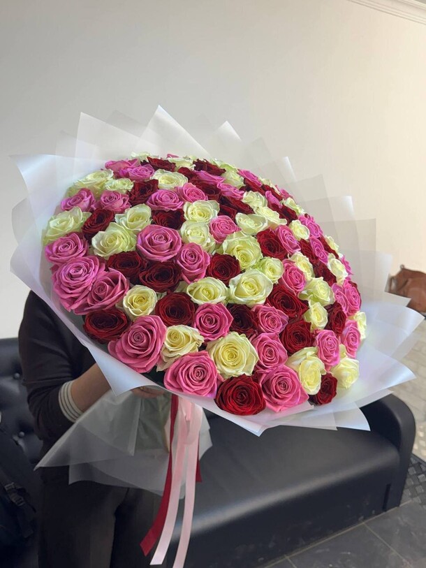Букет цветов Микс букет из роз за 31500₽ с доставкой в Москве от Lovely flowers на Flawery