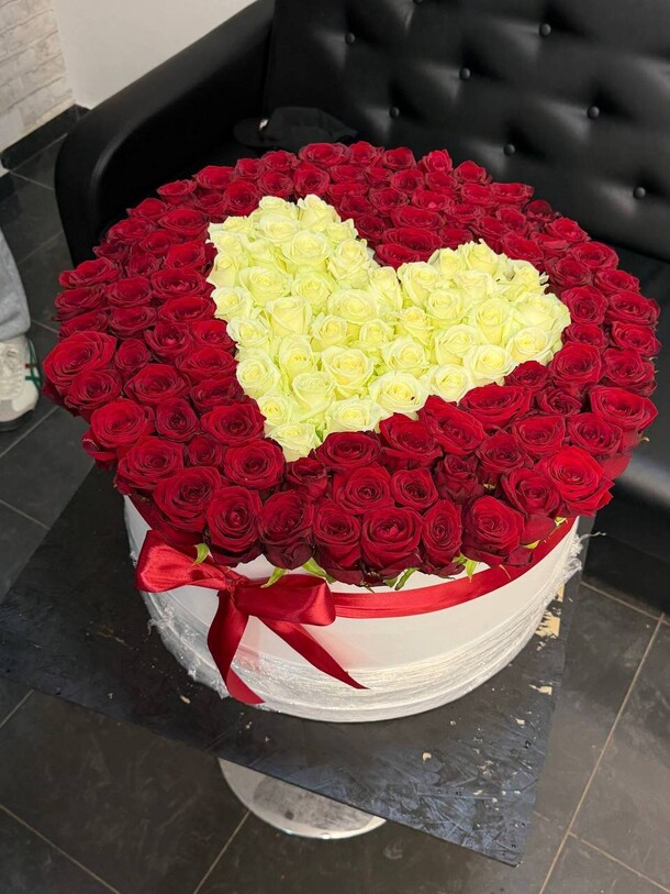 Букет цветов Корзина из роз «сердце» за 33500₽ с доставкой в Москве от Lovely flowers на Flawery