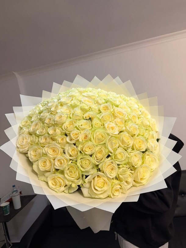 Букет из 101 кремовой розы за 31500₽ с доставкой в Москве от Lovely flowers на Flawery