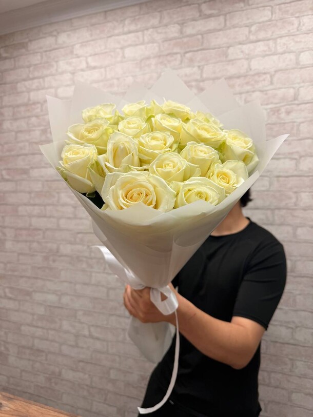 Букет из 17 белых роз за 10000₽ с доставкой в Москве от Lovely flowers на Flawery