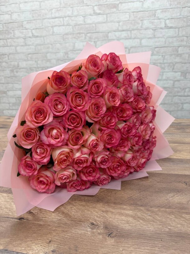 Букет из 35 ярких роз за 24000₽ с доставкой в Москве от Lovely flowers на Flawery