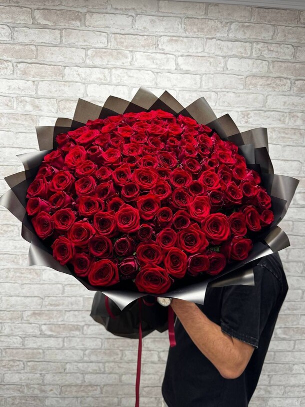 Букет из 101 красной розы за 31500₽ с доставкой в Москве от Lovely flowers на Flawery