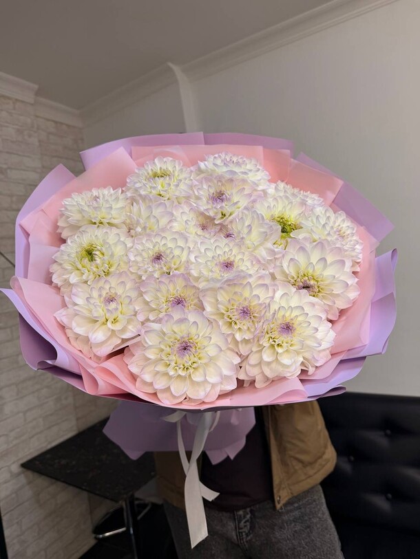 Букет из 19 георгин за 26500₽ с доставкой в Москве от Lovely flowers на Flawery