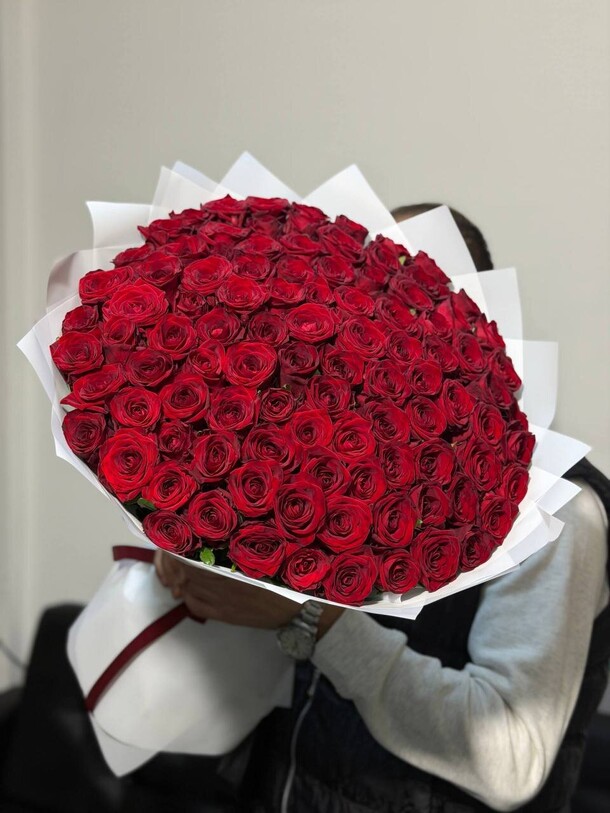 Букет из 75 алых роз за 29200₽ с доставкой в Москве от Lovely flowers на Flawery