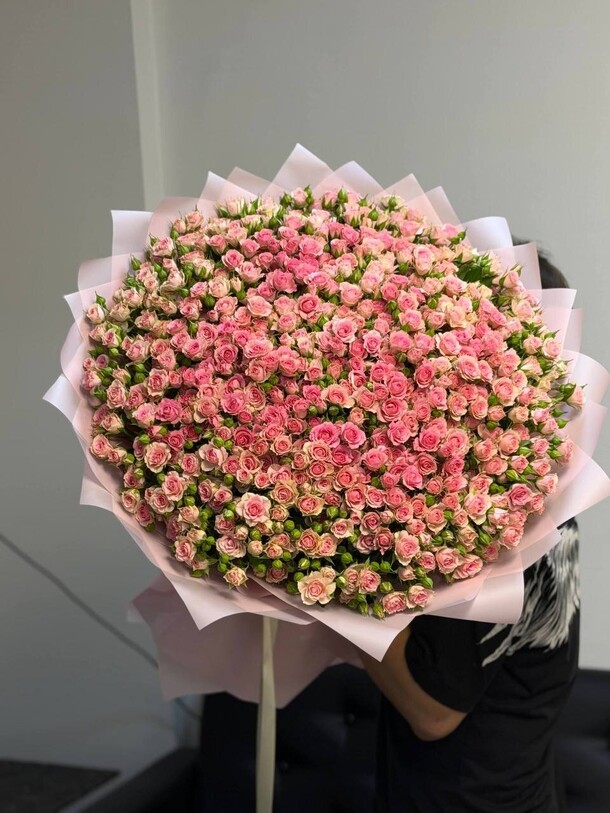 Букет из мелких кустовых роз за 87500₽ с доставкой в Москве от Lovely flowers на Flawery