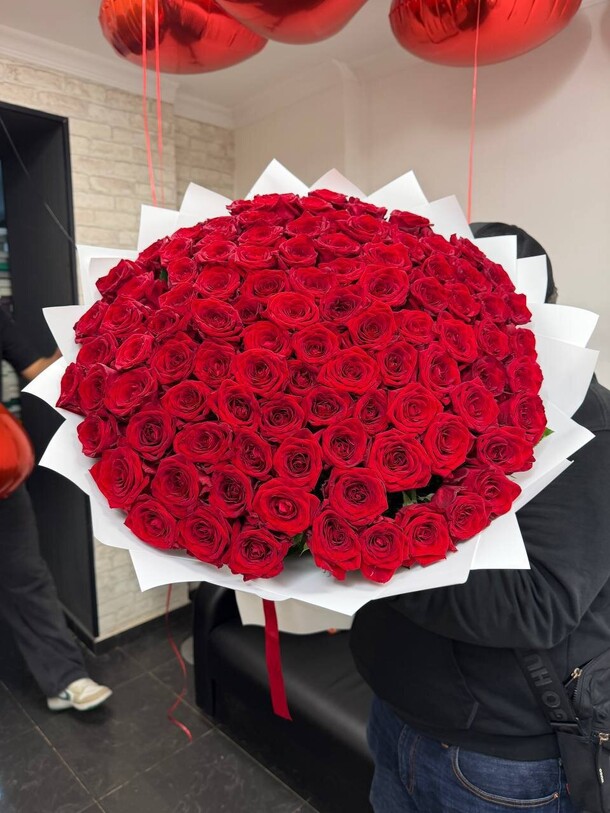 Букет из красных роз за 31500₽ с доставкой в Москве от Lovely flowers на Flawery