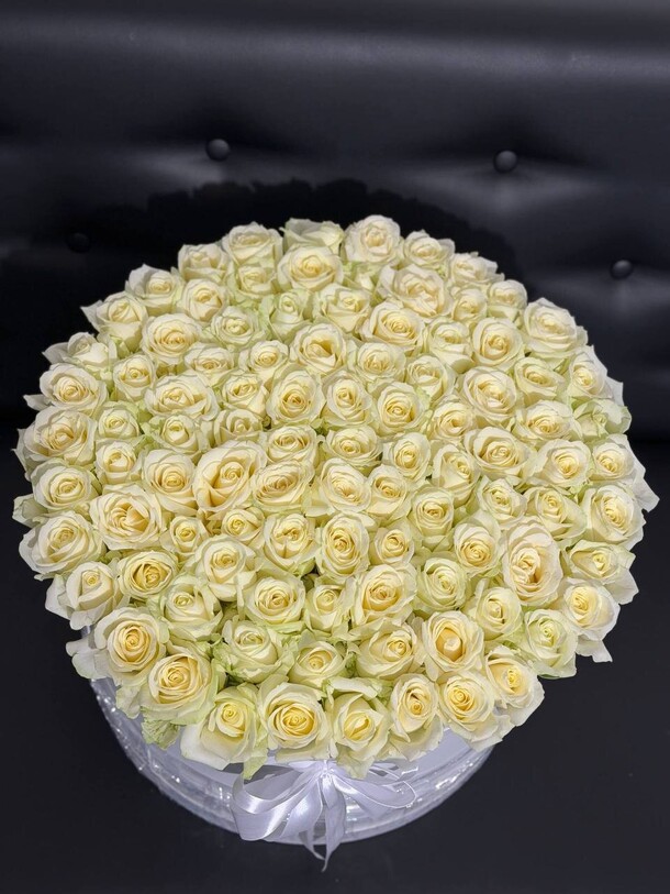 Букет цветов Коробка с белыми розами за 33500₽ с доставкой в Москве от Lovely flowers на Flawery