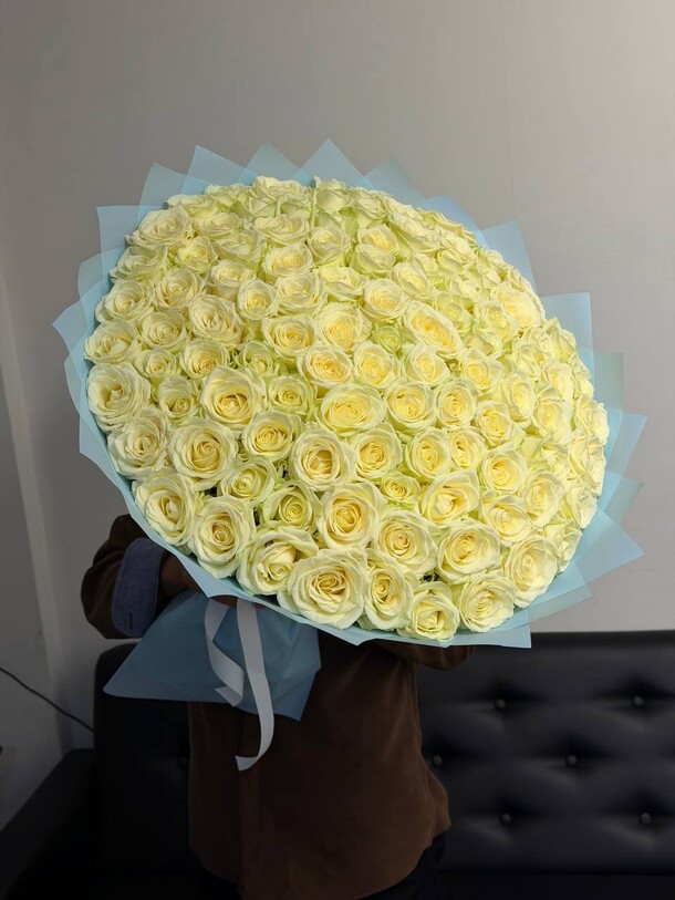 Букет из 101 кремовой розы за 31500₽ с доставкой в Москве от Lovely flowers на Flawery