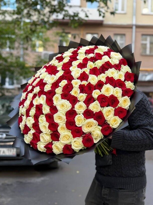 Букет микс из 101 розы за 31500₽ с доставкой в Москве от Lovely flowers на Flawery