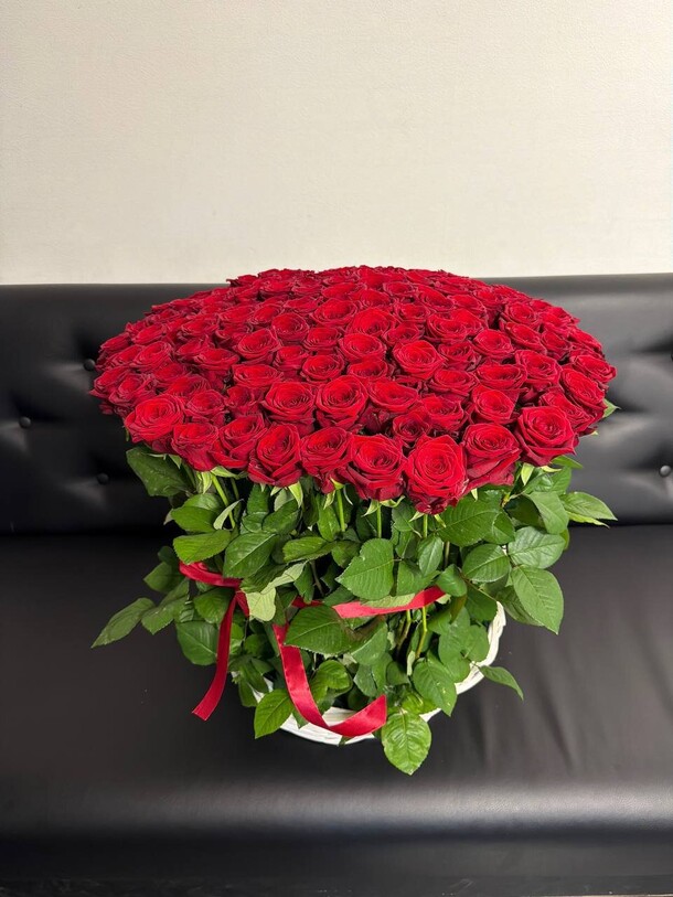 Букет цветов Корзина из 101 красной розы за 33500₽ с доставкой в Москве от Lovely flowers на Flawery