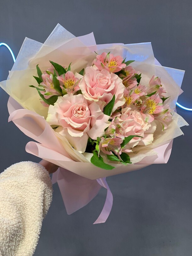 Букет «кружево» 🤩 французская роза/ альстромерия, артикул F1359794 - 4185 рублей, доставка по городу. Flawery - доставка цветов