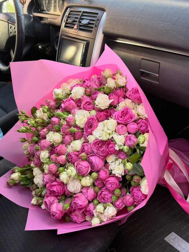 Букет из ярких кустовых розочек за 61500₽ с доставкой в Москве от Adorable flowers на Flawery