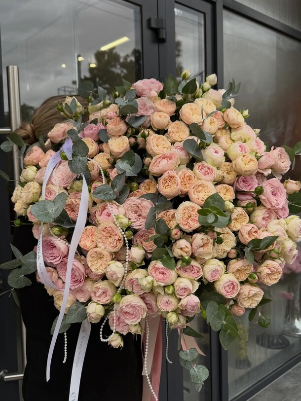 Букет из кустовых роз с эвкалиптом за 39500₽ с доставкой в Москве от Adorable flowers на Flawery