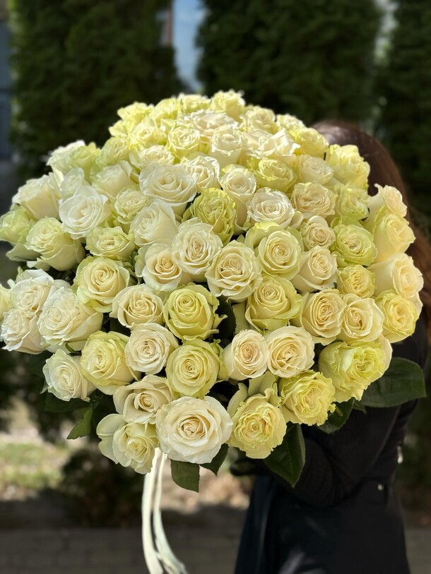 Букет из кремовых роз за 34500₽ с доставкой в Москве от Adorable flowers на Flawery