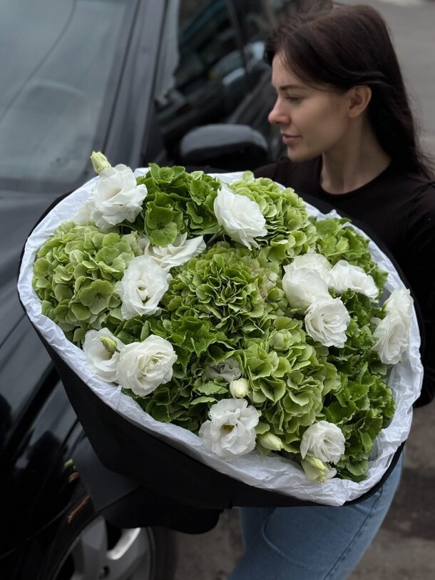Букет с зеленой гортензией за 46500₽ с доставкой в Москве от Adorable flowers на Flawery