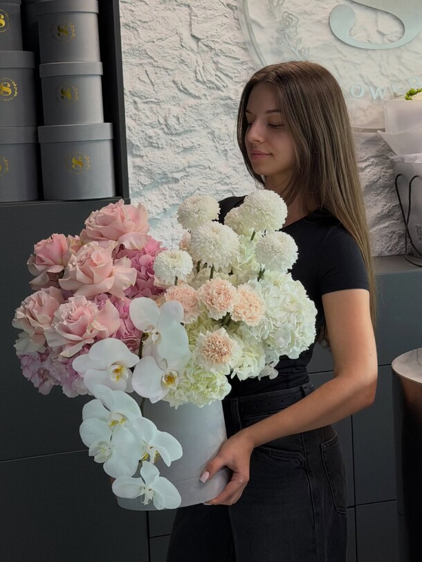 Букет цветов Композиция с орхидеями за 45500₽ с доставкой в Москве от Adorable flowers на Flawery