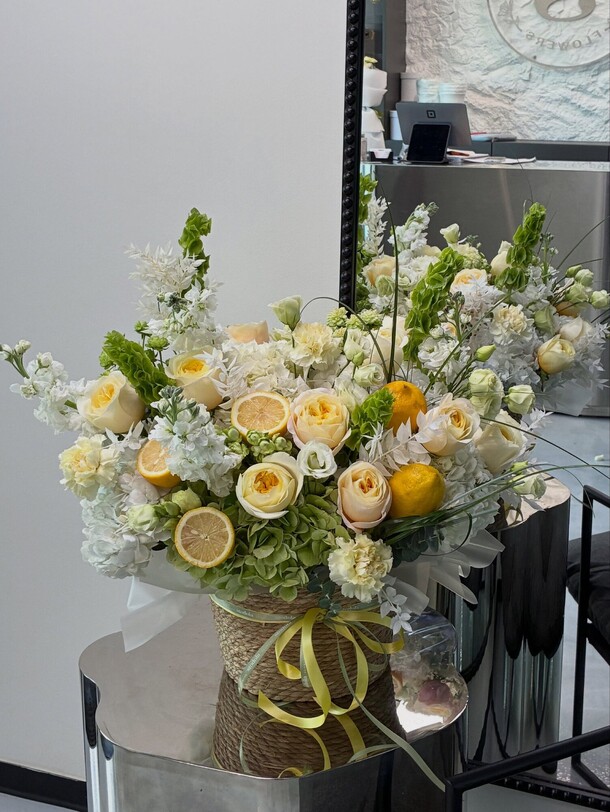 Букет цветов Композиция с лимонами за 49500₽ с доставкой в Москве от Adorable flowers на Flawery