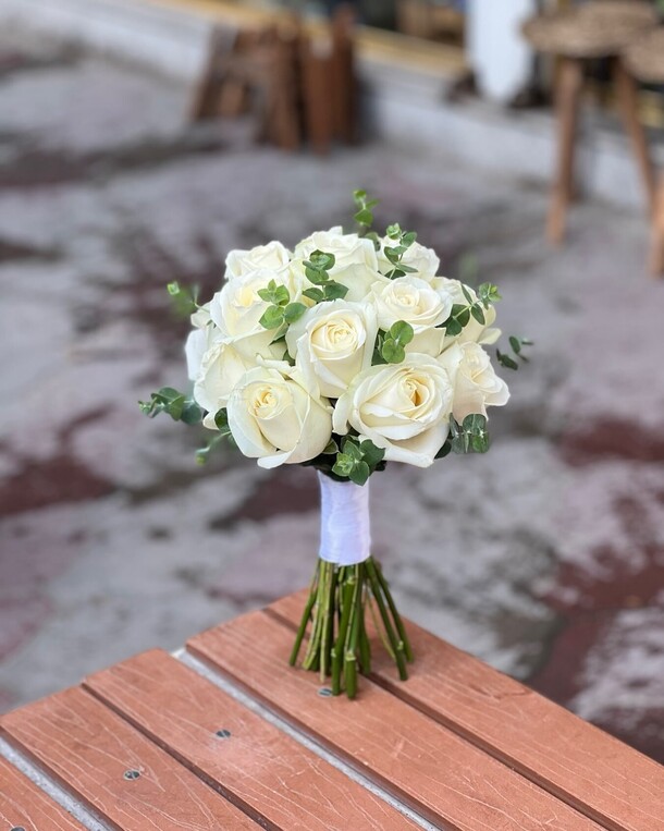 Букет невесты из белых роз за 13500₽ с доставкой в Москве от Adorable flowers на Flawery